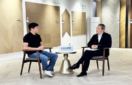 大咖品鑒 行業堅守|王石再次蒞臨世友地板總部，探尋2024世友新品背后奧秘